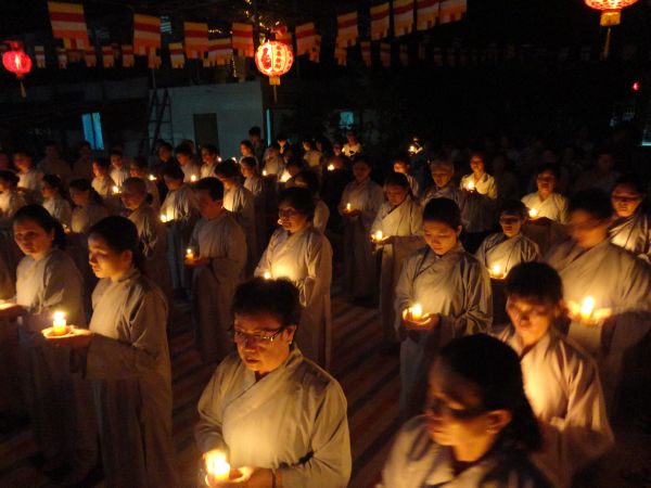 Tiền Giang: Đại lễ hoa đăng mừng vía Phật A Di Đà tại chùa Kim Linh I