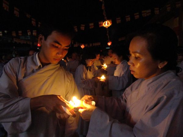 Tiền Giang: Đại lễ hoa đăng mừng vía Phật A Di Đà tại chùa Kim Linh I