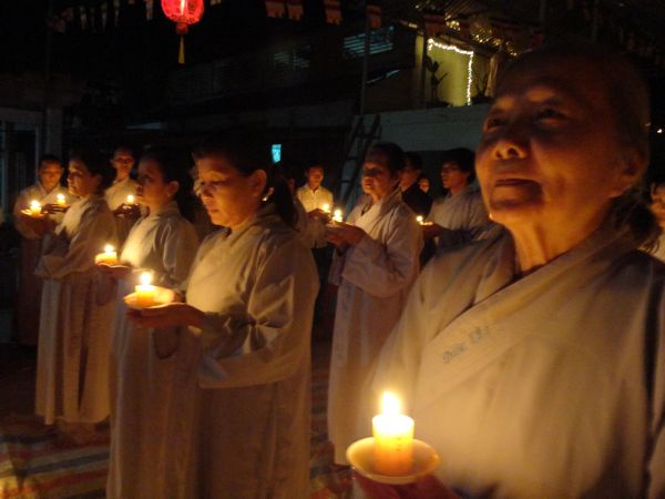 Tiền Giang: Đại lễ hoa đăng mừng vía Phật A Di Đà tại chùa Kim Linh I