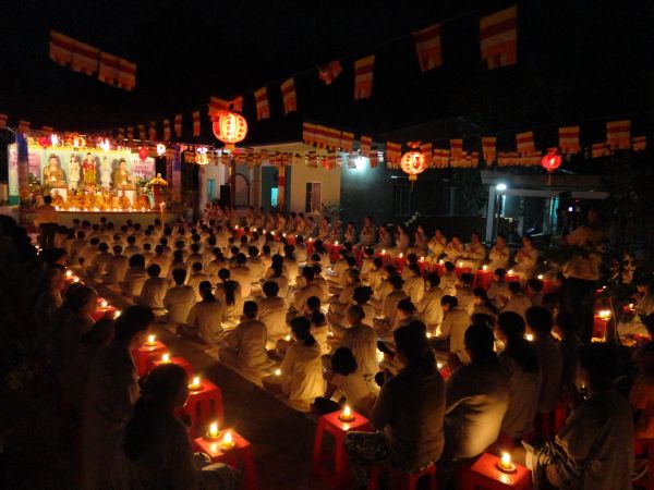 Tiền Giang: Đại lễ hoa đăng mừng vía Phật A Di Đà tại chùa Kim Linh I
