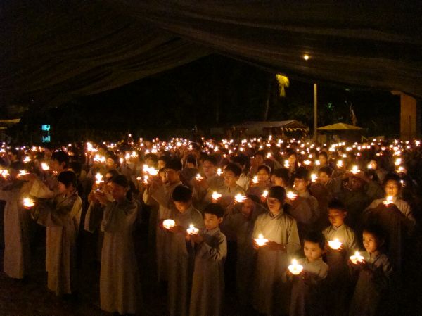 Thắp nến cầu nguyện – Hướng về cội nguồn
