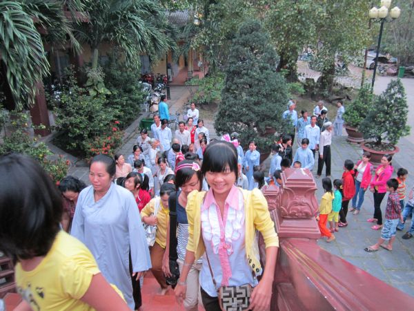 Long An: chùa Khánh Ninh hướng dẫn các bạn trẻ hành hương lễ Phật đầu năm