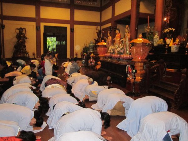 Long An: chùa Khánh Ninh hướng dẫn các bạn trẻ hành hương lễ Phật đầu năm