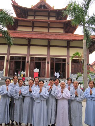 Long An: chùa Khánh Ninh hướng dẫn các bạn trẻ hành hương lễ Phật đầu năm