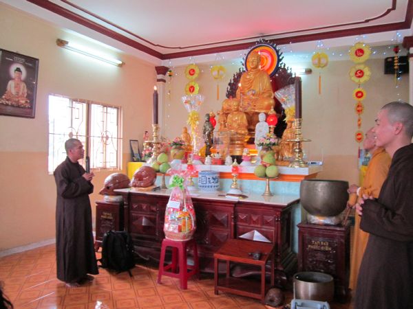 Long An: chùa Khánh Ninh hướng dẫn các bạn trẻ hành hương lễ Phật đầu năm