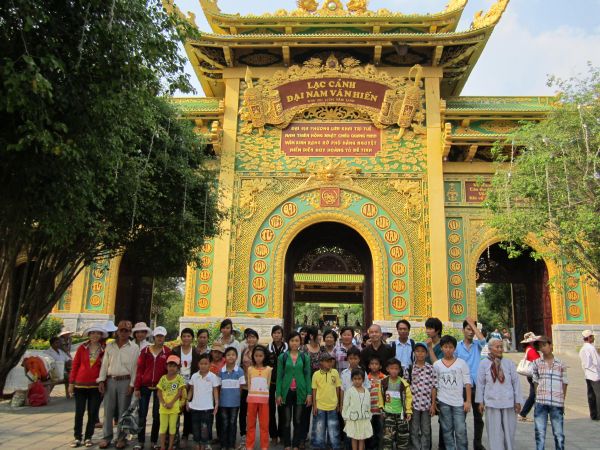 Long An: chùa Khánh Ninh hướng dẫn các bạn trẻ hành hương lễ Phật đầu năm