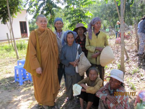 Đoàn từ thiện Đạo Phật Ngày Nay cứu trợ đồng bào dân tộc