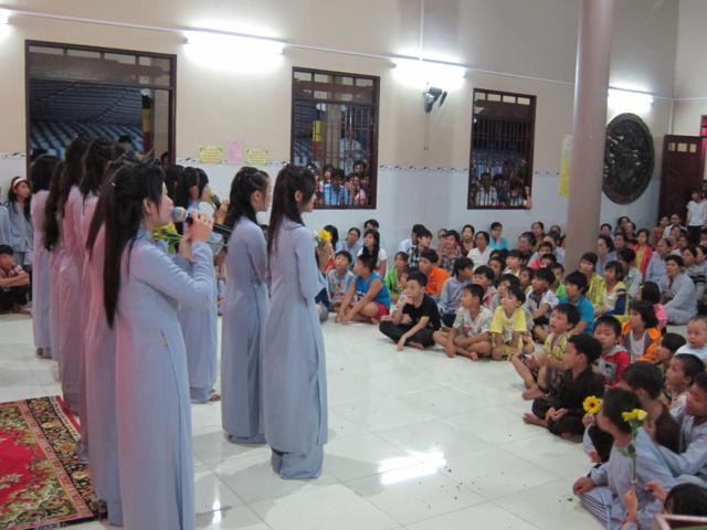 Long An: Đêm văn nghệ mừng Phật đản với chủ đề &quot;ngày vui nhân loại&quot; tại chùa Khánh Ninh