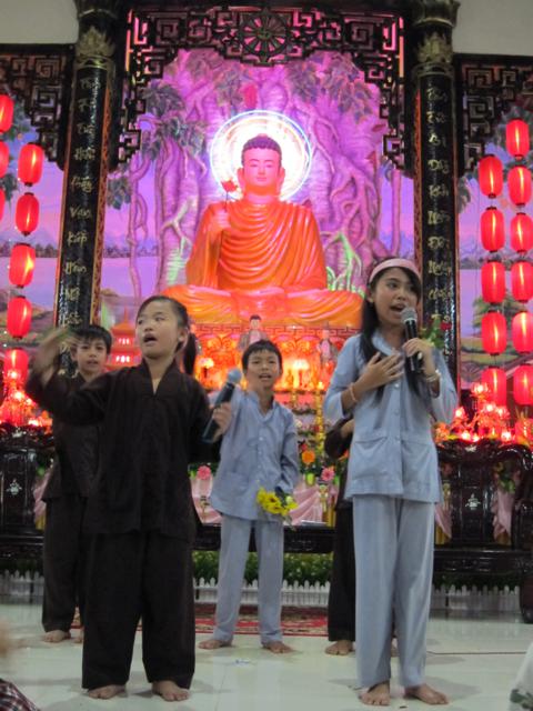 Long An: Đêm văn nghệ mừng Phật đản với chủ đề &quot;ngày vui nhân loại&quot; tại chùa Khánh Ninh
