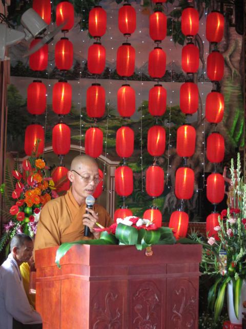 Long An: Lễ tắm kim thân Phật Tổ sơ sinh tại chùa Khánh Ninh