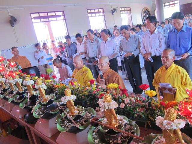Long An: Lễ tắm kim thân Phật Tổ sơ sinh tại chùa Khánh Ninh