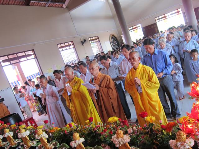 Long An: Lễ tắm kim thân Phật Tổ sơ sinh tại chùa Khánh Ninh
