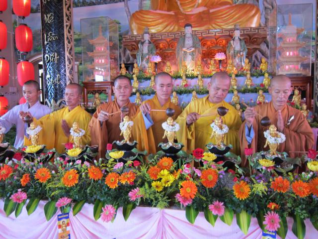 Long An: Lễ tắm kim thân Phật Tổ sơ sinh tại chùa Khánh Ninh
