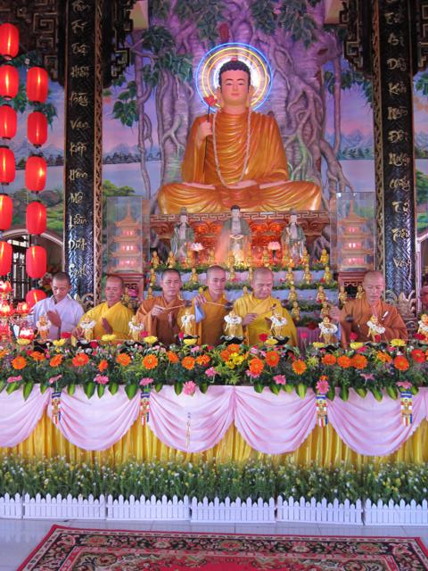 Long An: Lễ tắm kim thân Phật Tổ sơ sinh tại chùa Khánh Ninh