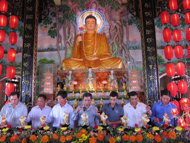 Long An: Lễ tắm kim thân Phật Tổ sơ sinh tại chùa Khánh Ninh