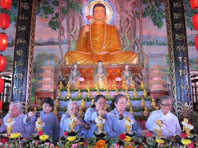 Long An: Lễ tắm kim thân Phật Tổ sơ sinh tại chùa Khánh Ninh