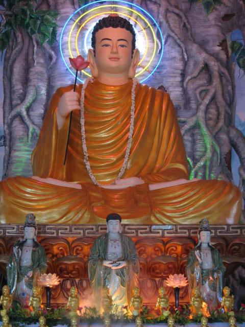 Long An: Lễ tắm kim thân Phật Tổ sơ sinh tại chùa Khánh Ninh