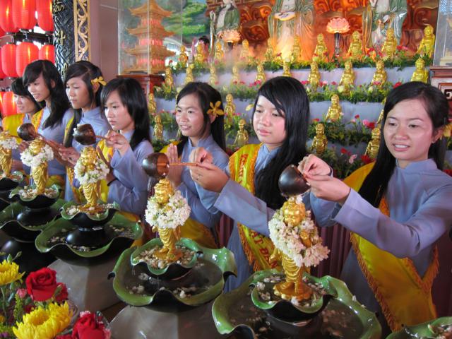 Long An: Lễ tắm kim thân Phật Tổ sơ sinh tại chùa Khánh Ninh