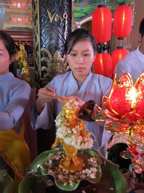 Long An: Lễ tắm kim thân Phật Tổ sơ sinh tại chùa Khánh Ninh