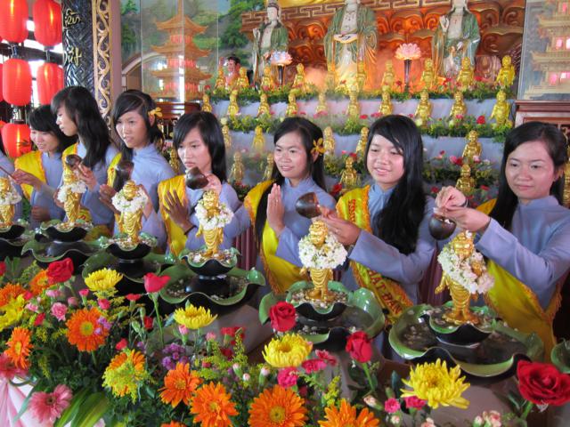 Long An: Lễ tắm kim thân Phật Tổ sơ sinh tại chùa Khánh Ninh