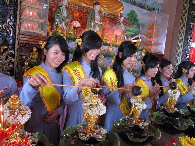 Long An: Lễ tắm kim thân Phật Tổ sơ sinh tại chùa Khánh Ninh