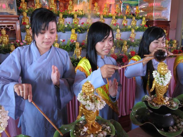 Long An: Lễ tắm kim thân Phật Tổ sơ sinh tại chùa Khánh Ninh