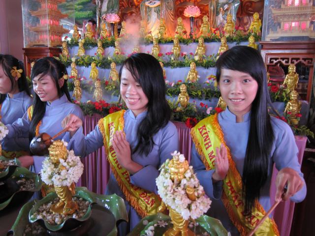 Long An: Lễ tắm kim thân Phật Tổ sơ sinh tại chùa Khánh Ninh