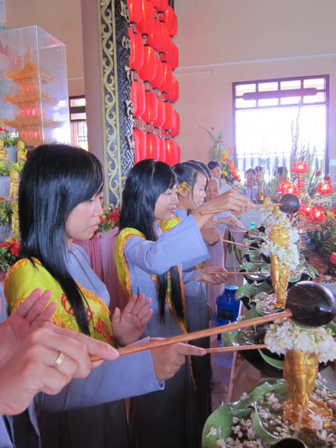 Long An: Lễ tắm kim thân Phật Tổ sơ sinh tại chùa Khánh Ninh