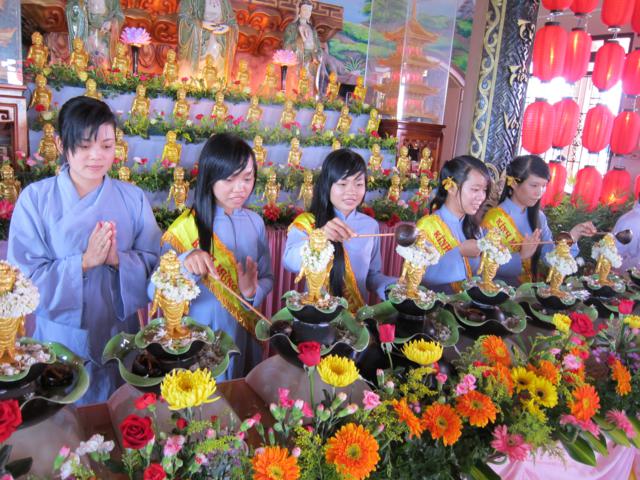Long An: Lễ tắm kim thân Phật Tổ sơ sinh tại chùa Khánh Ninh
