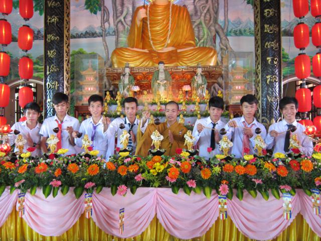 Long An: Lễ tắm kim thân Phật Tổ sơ sinh tại chùa Khánh Ninh