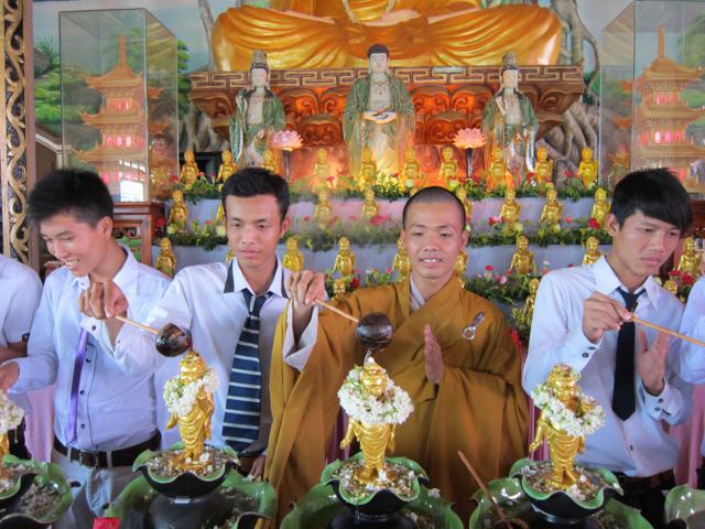 Long An: Lễ tắm kim thân Phật Tổ sơ sinh tại chùa Khánh Ninh