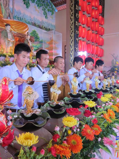 Long An: Lễ tắm kim thân Phật Tổ sơ sinh tại chùa Khánh Ninh