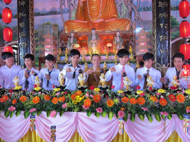 Long An: Lễ tắm kim thân Phật Tổ sơ sinh tại chùa Khánh Ninh