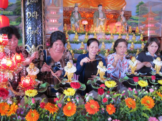 Long An: Lễ tắm kim thân Phật Tổ sơ sinh tại chùa Khánh Ninh
