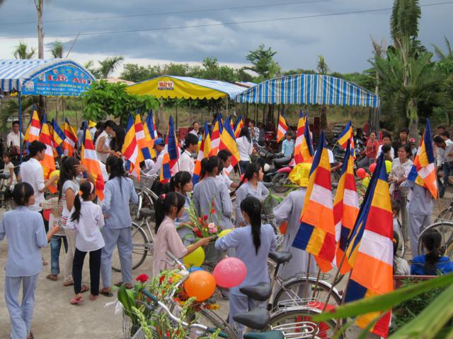 Long An: Chư Tăng, Phật tử chùa Khánh Ninh diễu hành xe hoa, xe đạp mừng Phật đản