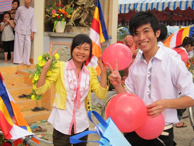 Long An: Chư Tăng, Phật tử chùa Khánh Ninh diễu hành xe hoa, xe đạp mừng Phật đản