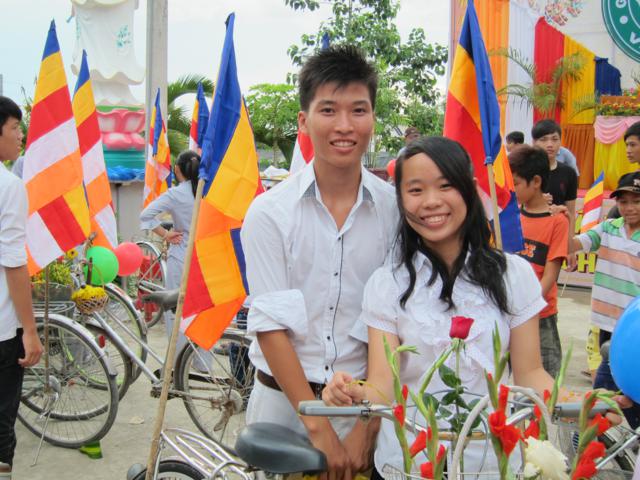 Long An: Chư Tăng, Phật tử chùa Khánh Ninh diễu hành xe hoa, xe đạp mừng Phật đản