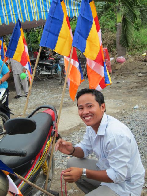 Long An: Chư Tăng, Phật tử chùa Khánh Ninh diễu hành xe hoa, xe đạp mừng Phật đản