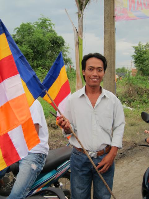 Long An: Chư Tăng, Phật tử chùa Khánh Ninh diễu hành xe hoa, xe đạp mừng Phật đản