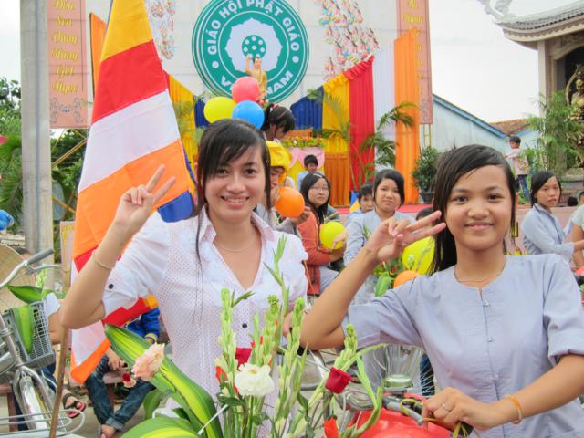 Long An: Chư Tăng, Phật tử chùa Khánh Ninh diễu hành xe hoa, xe đạp mừng Phật đản