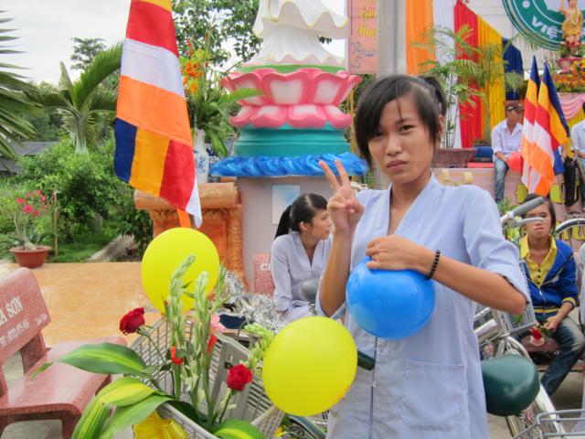 Long An: Chư Tăng, Phật tử chùa Khánh Ninh diễu hành xe hoa, xe đạp mừng Phật đản