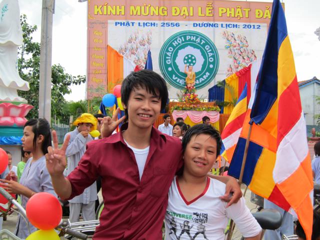 Long An: Chư Tăng, Phật tử chùa Khánh Ninh diễu hành xe hoa, xe đạp mừng Phật đản