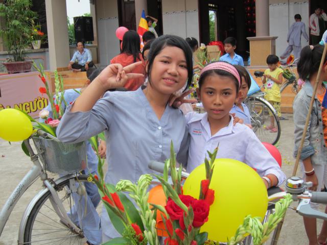 Long An: Chư Tăng, Phật tử chùa Khánh Ninh diễu hành xe hoa, xe đạp mừng Phật đản