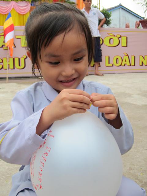 Long An: Chư Tăng, Phật tử chùa Khánh Ninh diễu hành xe hoa, xe đạp mừng Phật đản
