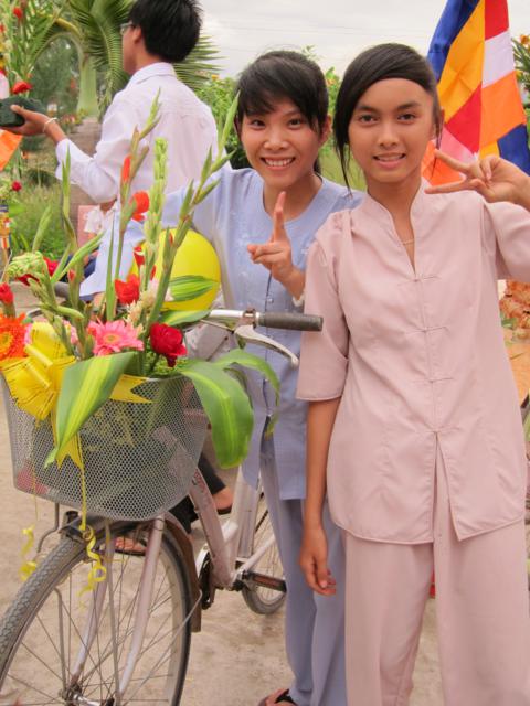 Long An: Chư Tăng, Phật tử chùa Khánh Ninh diễu hành xe hoa, xe đạp mừng Phật đản