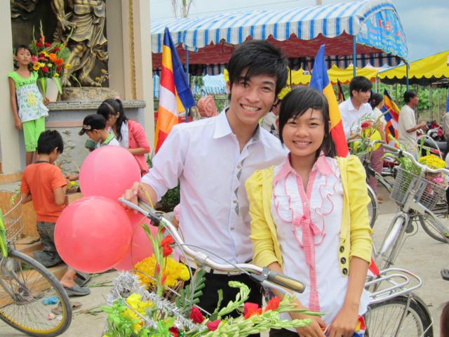 Long An: Chư Tăng, Phật tử chùa Khánh Ninh diễu hành xe hoa, xe đạp mừng Phật đản