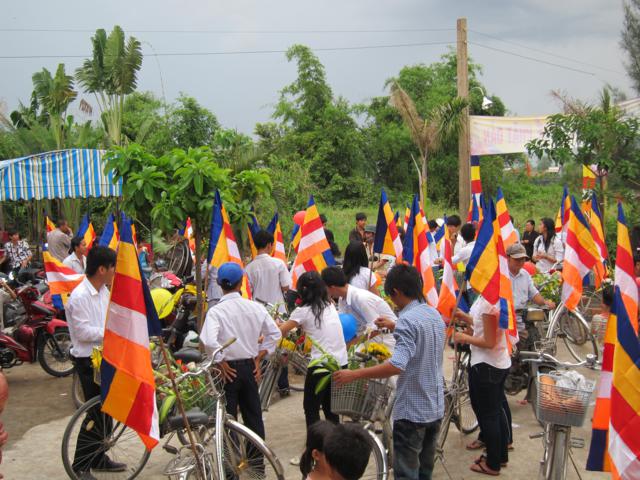 Long An: Chư Tăng, Phật tử chùa Khánh Ninh diễu hành xe hoa, xe đạp mừng Phật đản