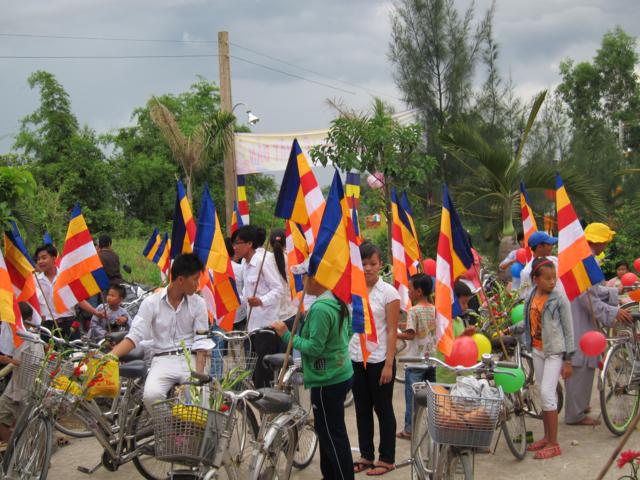 Long An: Chư Tăng, Phật tử chùa Khánh Ninh diễu hành xe hoa, xe đạp mừng Phật đản