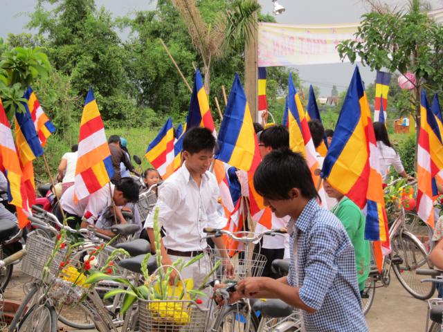 Long An: Chư Tăng, Phật tử chùa Khánh Ninh diễu hành xe hoa, xe đạp mừng Phật đản
