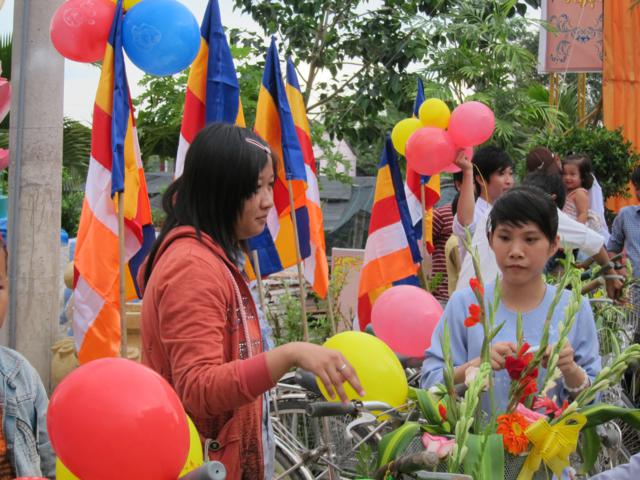Long An: Chư Tăng, Phật tử chùa Khánh Ninh diễu hành xe hoa, xe đạp mừng Phật đản